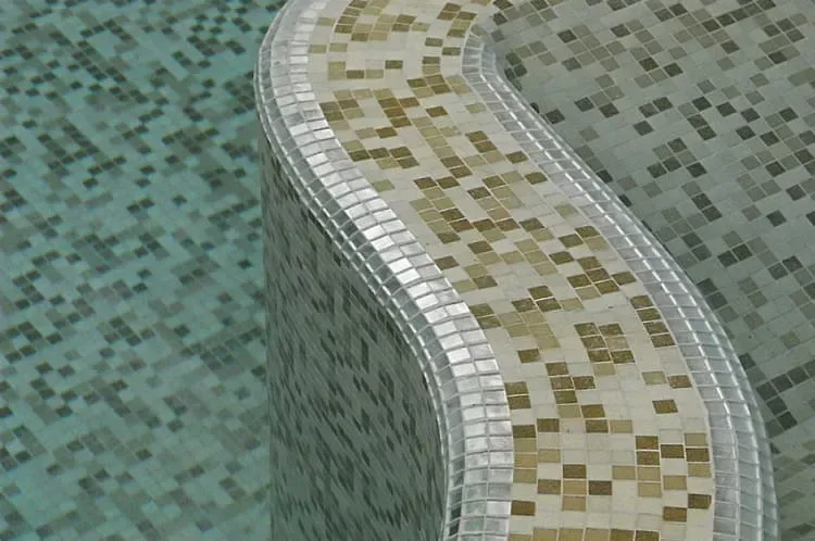 Detail eines geschwungenen Mosaikbeckens